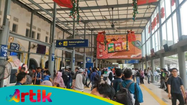 Puncak Arus Mudik Nataru Stasiun Pasar Senen Dipadati Penumpang