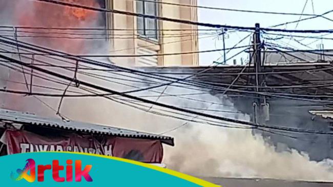 Kebakaran Warung Di Kedoya Utara 4 Unit Damkar Dan 20 Personel