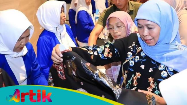 Khofifah Indar Parawansa Terima Penghargaan Tokoh Wanita Inspiratif