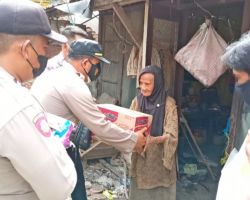 Kapolsek Sampang Berikan Bantuan Sembako Kepada Warga Tidak Mampu