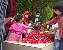10 November, Sekretaris Fraksi PDIP Tabur Bunga di Makam Bung Tomo