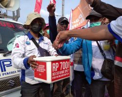 Demo di Grahadi, Buruh Sumbangkan Gaji Rp 700 pada Pemprov Jatim