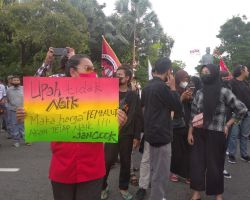 Demonstrasi Buruh di Grahadi, Tekan Upah Buruh Malah Tingkatkan Disparitas