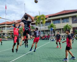 Tanding Putra Karangasem Bali dan Putra Banyuwangi di Lapangan Volly Polres Banyuwangi
