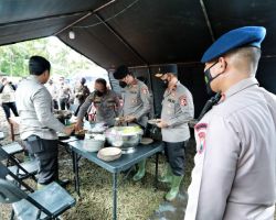 Kabaharkam Polri Cek Dapur Umum dan Posko Pengungsian