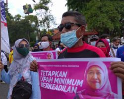 Tak Puas dengan Putusan Gubernur, Ratusan Buruh Kembali Banjiri Grahadi Surabaya