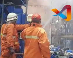 Petugas Damkar Kena Reaksi Kimia Saat Padamkan Api di Gudang 88 Kalideres