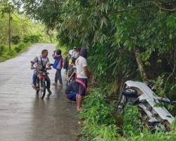 Pickup Bermuatan Telur Nyungsep di Sisi Jalan Tanjakan Siaul Tanjunganom