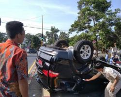 Sekda Lampung Timur Adu Banteng di Jalanan, Mobilnya Nyungsep