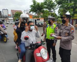 Operasi Lilin Semeru, Polres Sampang Bagikan 300 Masker Kepada Penguna Jalan