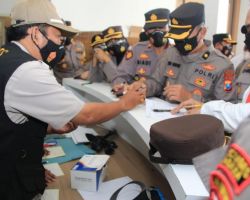 Pastikan No Narkoba, Kapolrestabes Surabaya Tes Urine Jajaran PJU