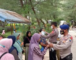 Antisipasi Covid 19, Polres Sampang Bagikan Masker pada Pengunjung Pantai Camplong