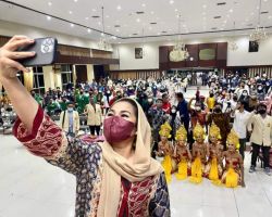 Bertemu 450 Penerima KIP dari Kuliah Jaring Aspirasi, Puti Sempat Berfoto Selfie