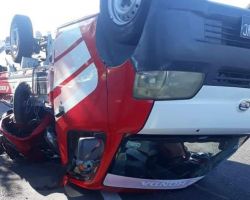 Ban Kiri Belakang Pecah, Pickup Muatan 3 Motor Terbalik di Tol Tandes 