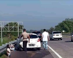 Brio putih Hantam Pembatas Jalan di Tol Sumo Surabaya, Hati-hati di Jalan