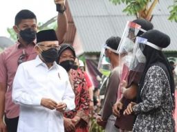 Kunjungi Korban Banjir Pandeglang, Wapres Minta Relokasi