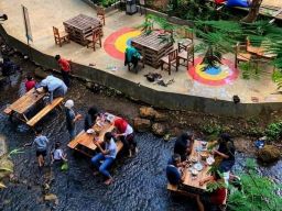 Pengen Menikmati Makanan di Tengah Aliran Sungai? Ayo Pergi ke Magelang