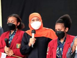 Gubernur Khofifah Bertemu Pelajar Papua di SMAN 1 Pakusari, Jember