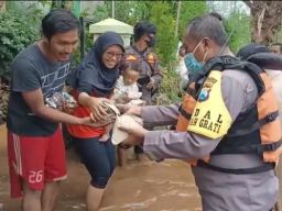 Polres Pasuruan Kota dan Instansi Terkait Bantu Warga Terdampak Banjir
