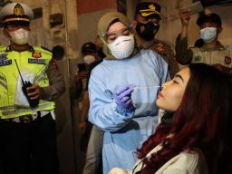 Operasi Prokes Kota Malang, Petugas Amankan 24 Botol Miras