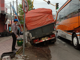 Karena Sopir Mengantuk, Truk di Blitar Serukuk Avanza