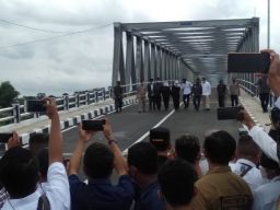 Pacu Roda Ekonomi, Khofifah Resmikan Jembatan Bojonegoro-Tuban
