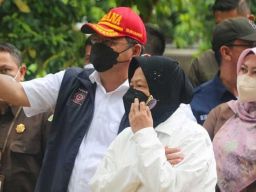 Kunjungi Korban Gempa Pandeglang, Mensos Bilang Akan Bangun Lumbung Sosial