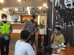 Patroli KRYD Ditsamapta Polda Jatim Sasar Beberapa Cafe dan Warkop di Surabaya
