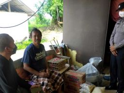 Humas dan Sat Binmas Polres Sampang Kunjungi Wartawan yang Sedang Sakit