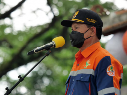 Peringati HPSN, Wali Kota Madiun Serahkan BPJS Bagi Penarik Gerobak Sampah