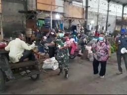 Babinsa Tenggilis Mejoyo Patroli Komsosdan Bagi Masker di wilayah Binaan