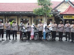 Doorprize Vaksinasi Serentak, Kapolres Sampang Serahkan 3 Motor