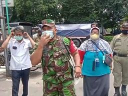 Babinsa Perak Utara Woro-woro dan Bagikan Masker di Pasar Kilometer.