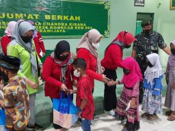 Persit Kartika Candra Kirana Cabang XLV Kodim 0826 Pamekasan Santuni Anak Yatim