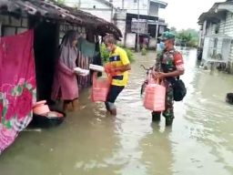 Menyusuri Banjir Di Benjeng, Serda Untung Bagikan Nasi Kotak Kepada Warga Binaan