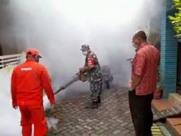 Cegah Meluasnya Demam Berdarah, Babinsa Lakukan Fogging di Wilayah Binaan