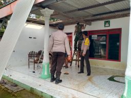 Babinsa Koramil 0826-05 Larangan Bantu Betulkan Rumah Warga Korban Angin Puting Beliung