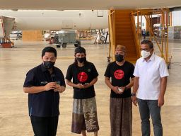 Bikin Miniatur Pesawat Garuda, Gus Humaidi Bertemu Erick Thohir