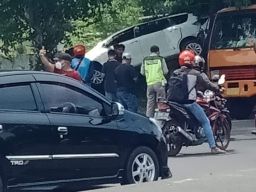 Laka di Lumpur Lapindo Porong, Sebuah Mobil Nyangkut ke Pohon