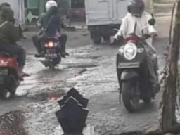 Perbaikan Jalan, jalur Wates ke Brongkos Hanya Ditambal Saja