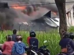 Pabrik PT Starindo Pati Terbakar, Kepulan Asap Terlihat Hingga Belasan KM