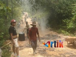 Warga Desa Larlar dan Tlagah Perbaiki Jalan Poros dengan Dana Swadaya