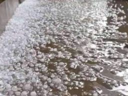 Sebagian Wilayah Kota Surabaya Diguyur Hujan Es