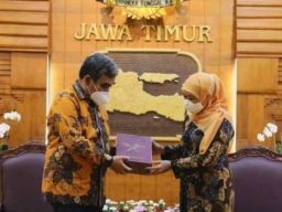 Simbol Kekuatan, Sekjen Partai Gerindra Hadiahi Khofifah Sebilah Keris