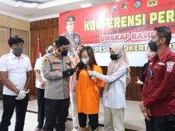 Tersangkut Penipuan, Perempuan Cantik di Mojokerto Diringkus Polisi