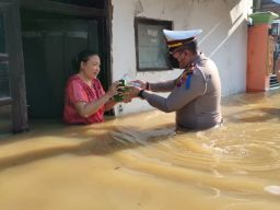 Satlantas kabupaten Sampang Bagi Nasi Bungkus ke Warga Korban Banjir