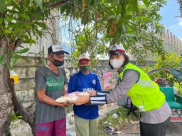 Polwan Polda Jatim Berikan Himbauan Prokes dan Berbagi Sembako