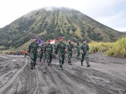 Dankodiklatal Letjen TNI Marinir Suhartono Lepas Limed Etape Bromo