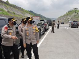 Kapolda Jatim Cek Lokasi Tanah Longsor Tol Pandaan-Malang