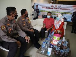 Bentuk Peduli Pada Anggota, Kapolres Mojokerto Besuk Anggotanya yang Sakit